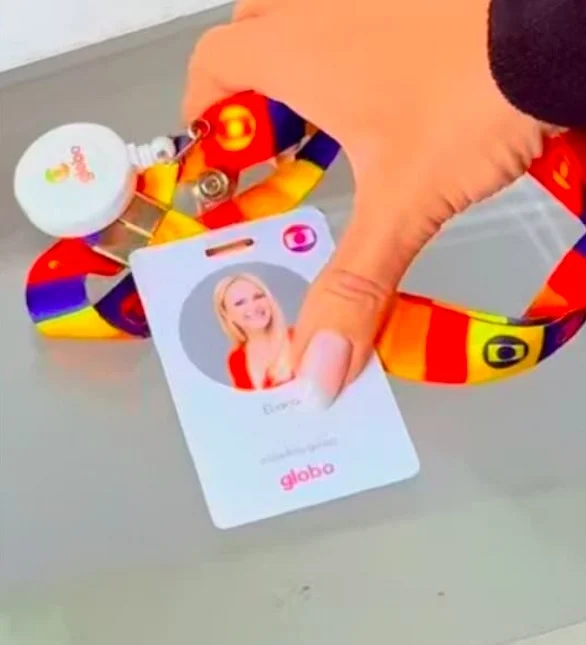 Nas redes sociais, ela publicou um vídeo mostrando o novo crachá e comemorando o novo emprego. Relembre a trajetória de Eliana na TV! Reprodução: Flipar