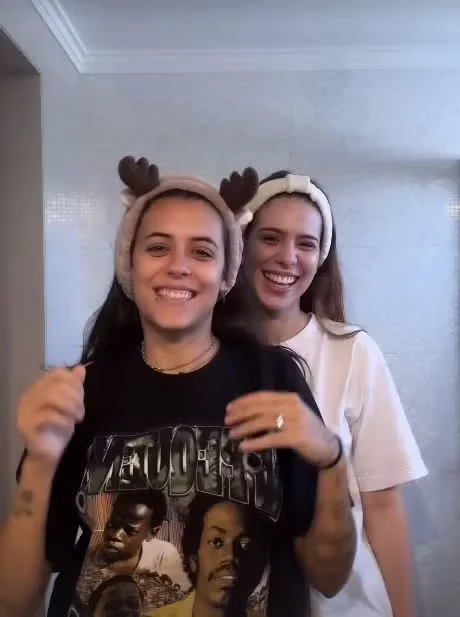 Beatriz Lobo e a namorada Priscila Caliari Reprodução/Instagram