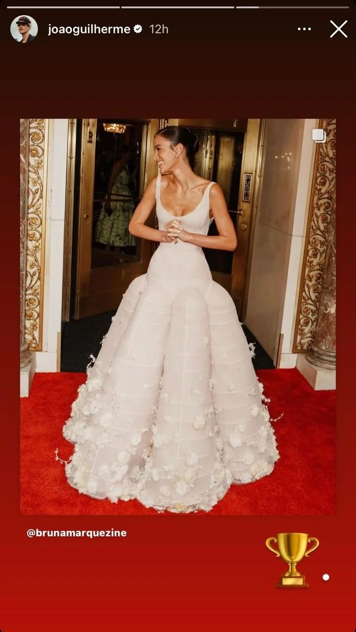 João Guilherme vibra com Bruna Marquezine de vestido branco Reprodução/Instagram
