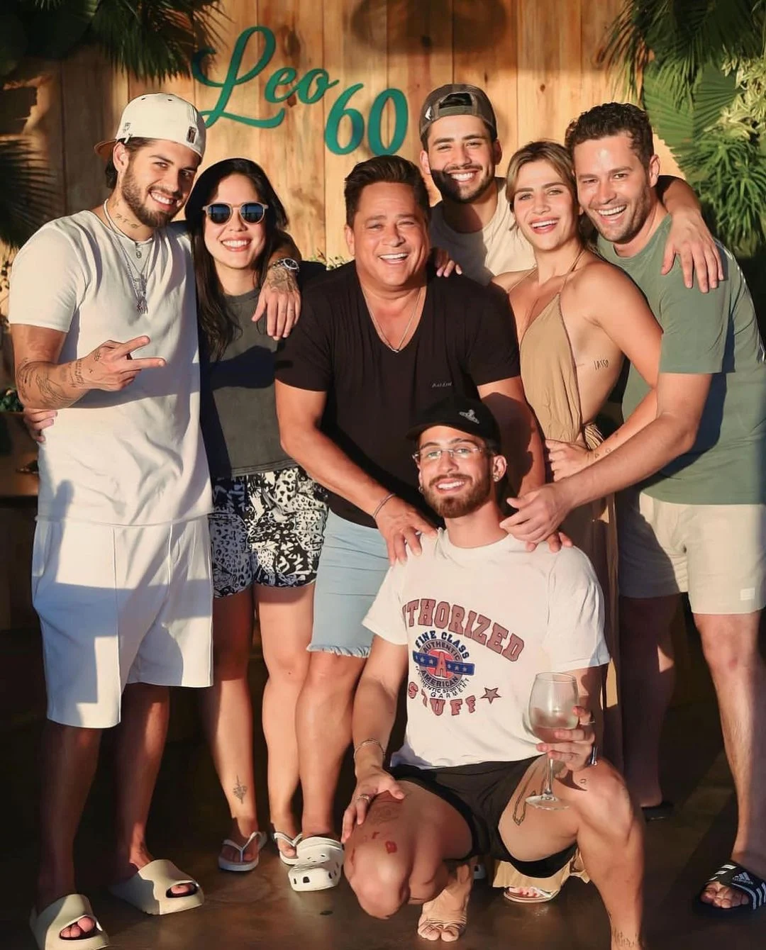 Foto do aniversário de 60 anos de Leonardo, com os 6 filhos: Zé Felipe, Monyque, Matheus, Jéssica, Pedro e João Guilherme Reprodução/Instagram