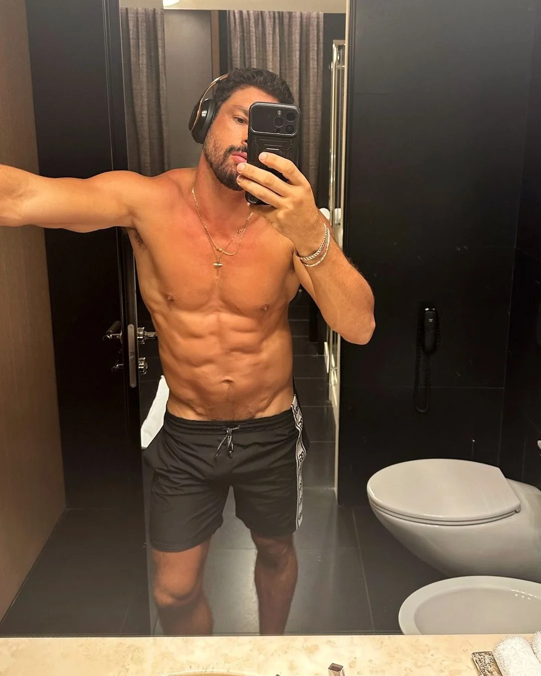 Cauã Reymond posa no espelho e detalhe choca Reprodução/Instagram