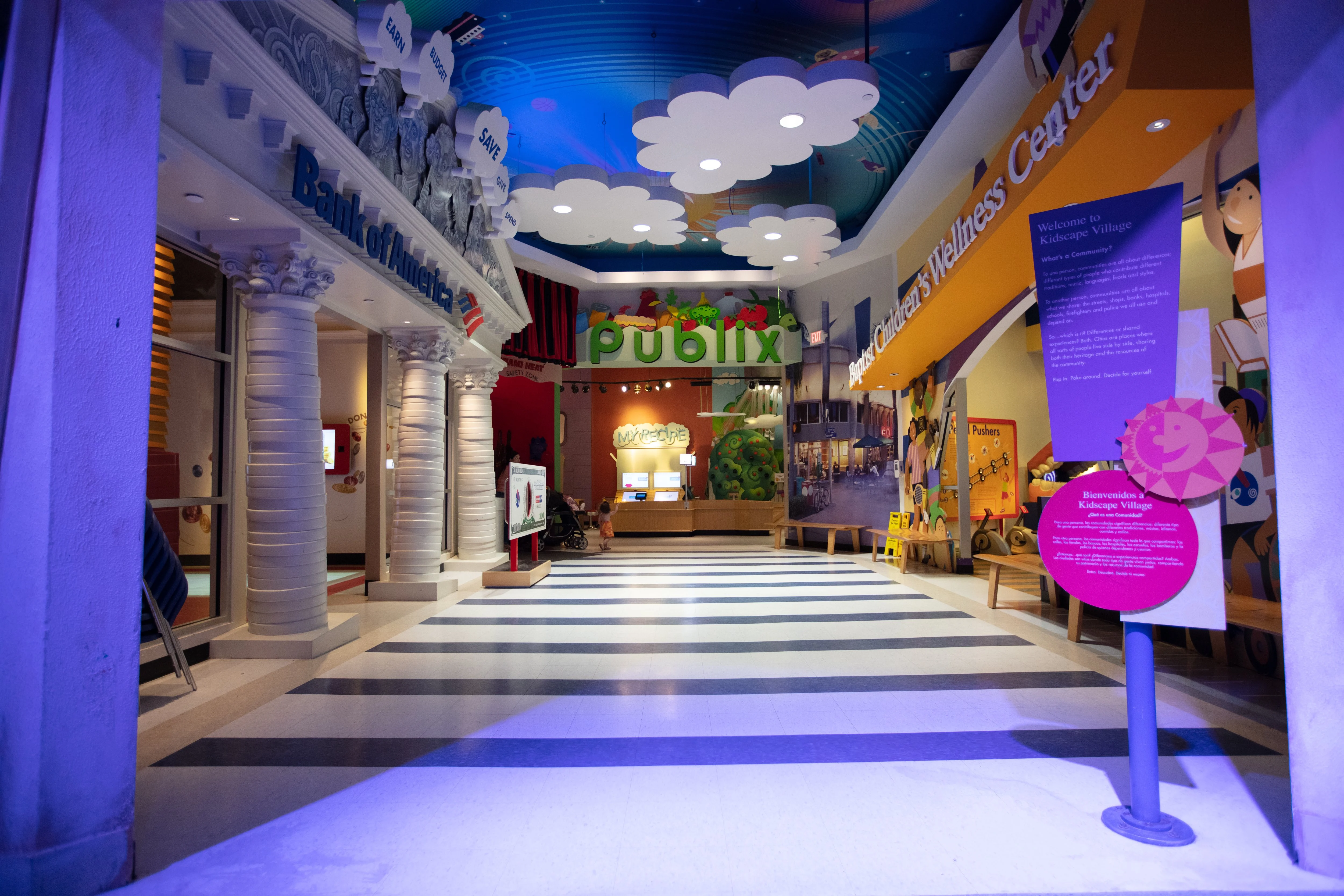 O Museu das Crianças é projetado para fomentar a criatividade, oferecendo atividades educativas e programas após a escola. As crianças adoram as réplicas em tamanho infantil de lugares como o supermercado, enquanto os pais apreciam a programação educacional sobre saúde, finanças e bem-estar. Divulgação