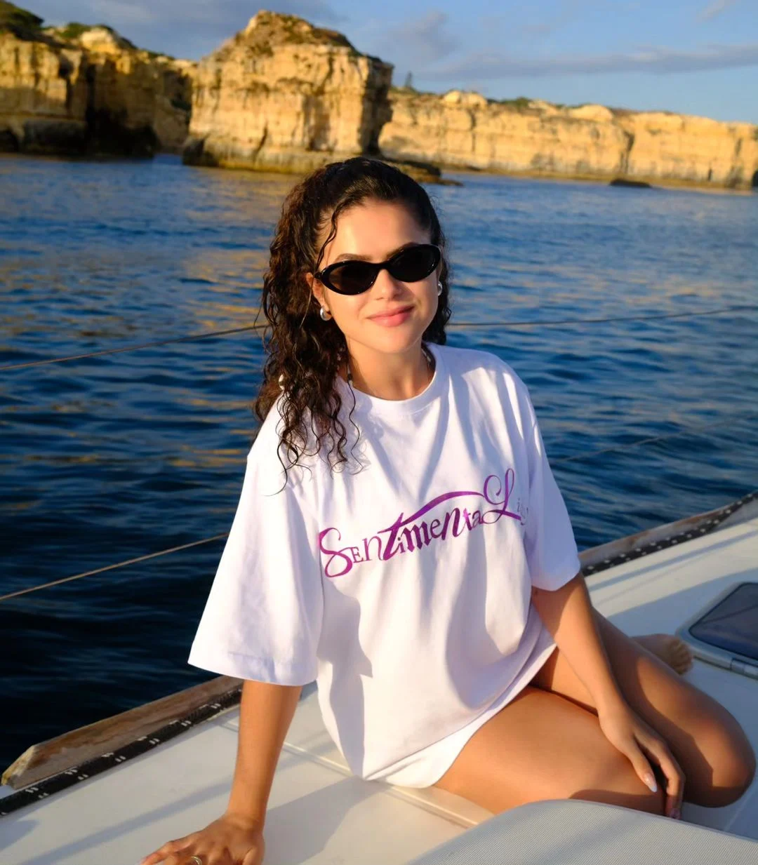 Maisa escolheu registros mais casuais, usando apenas uma camiseta branca Reprodução/Instagram