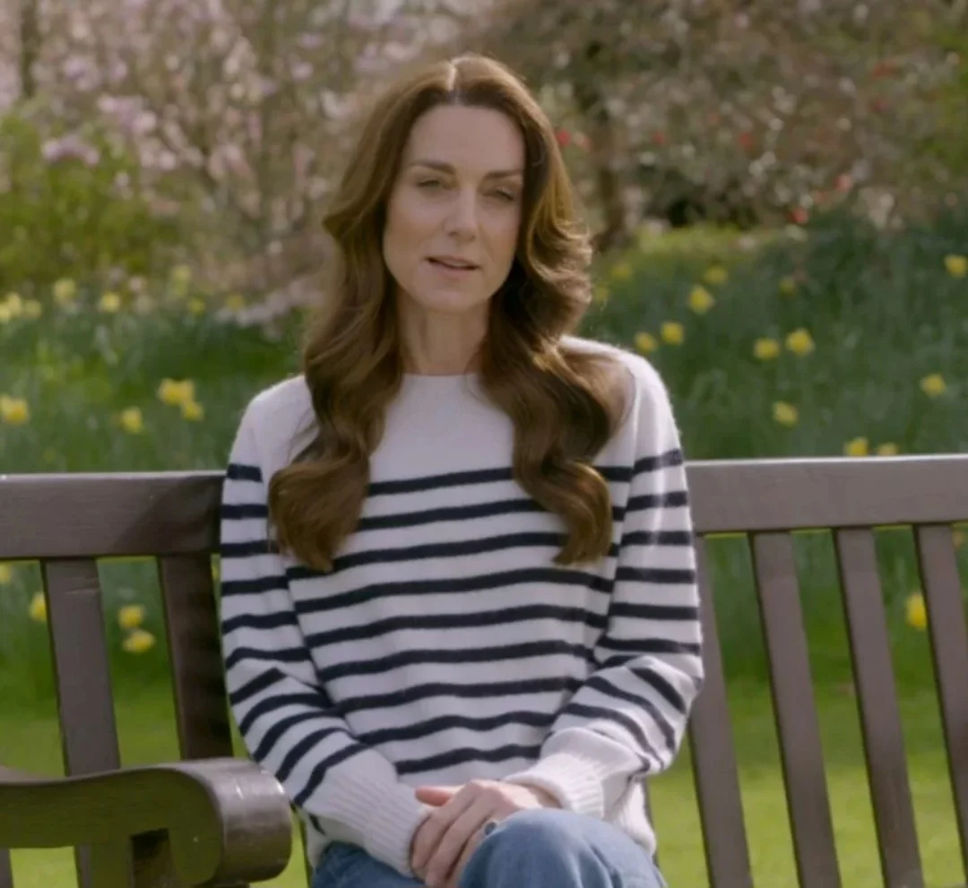 Finalmente, a princesa de Gales, Kate Middleton, de 42 anos, revelou que está enfrentando um câncer. Já havia rumores, mas o Palacio de Buckingham havia negado. Porém, em 22/3, Kate postou vídeo confirmando a doença. Ela disse que está fazendo quimioterapia. Reprodução: Flipar