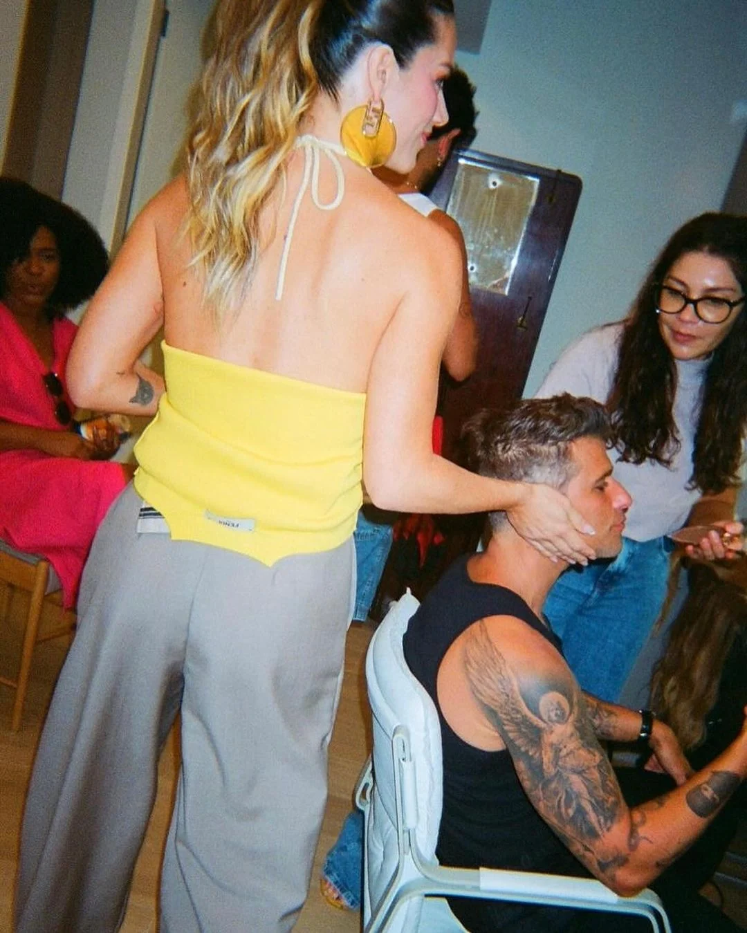 Giovanna Ewbank rouba a cena com topless e mão boba de Gagliasso Reprodução - Instagram - 4.3.2024