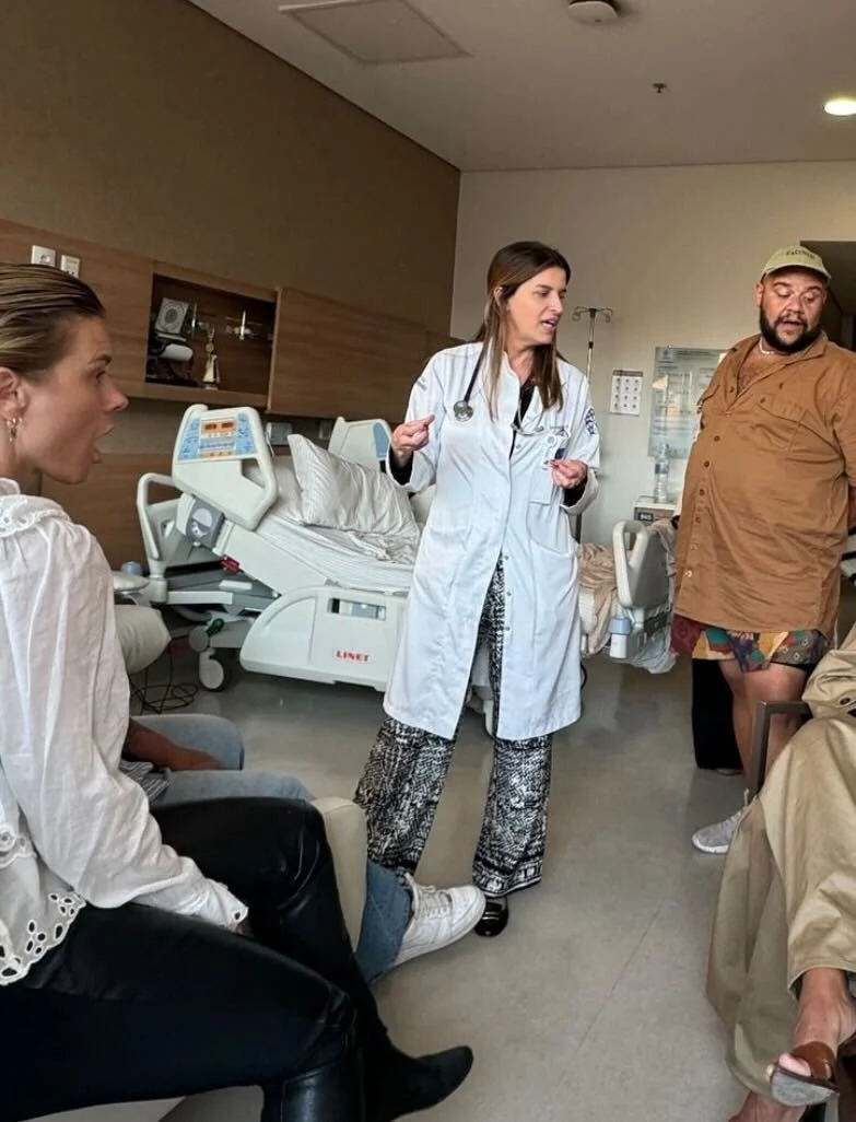 Carol Dieckmann e Gominho conversam com médica durante visita a Preta Gil Reprodução Instagram