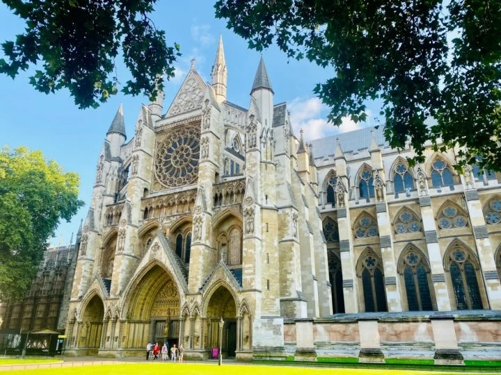 Existe outra mudança importante no que diz respeito aos reis britânicos. Desde o Ato de Sucessão ao Trono de 1701, o monarca era obrigado a ser membro da Igreja da Inglaterra.  Reprodução: Flipar