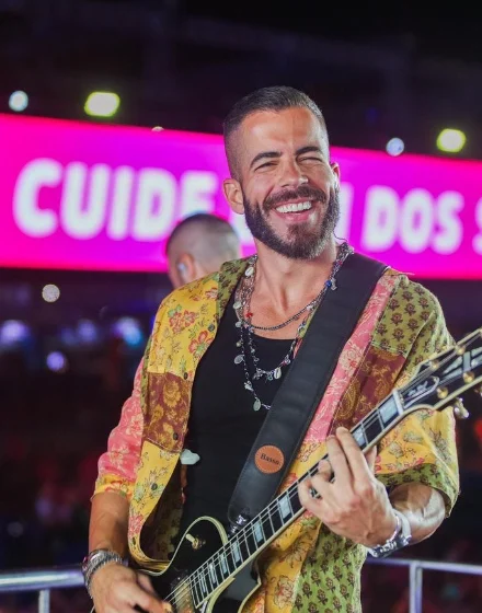 Desde a infância, Pipo Marques e o irmão Rafa Marques convivem com o mundo midiático e principalmente com a tradição do carnaval baiano. Isso inspirou os irmãos a seguirem o caminho musical do pai, levando ao palco a dupla de alcunha Rafa & Pipo Marques. Reprodução