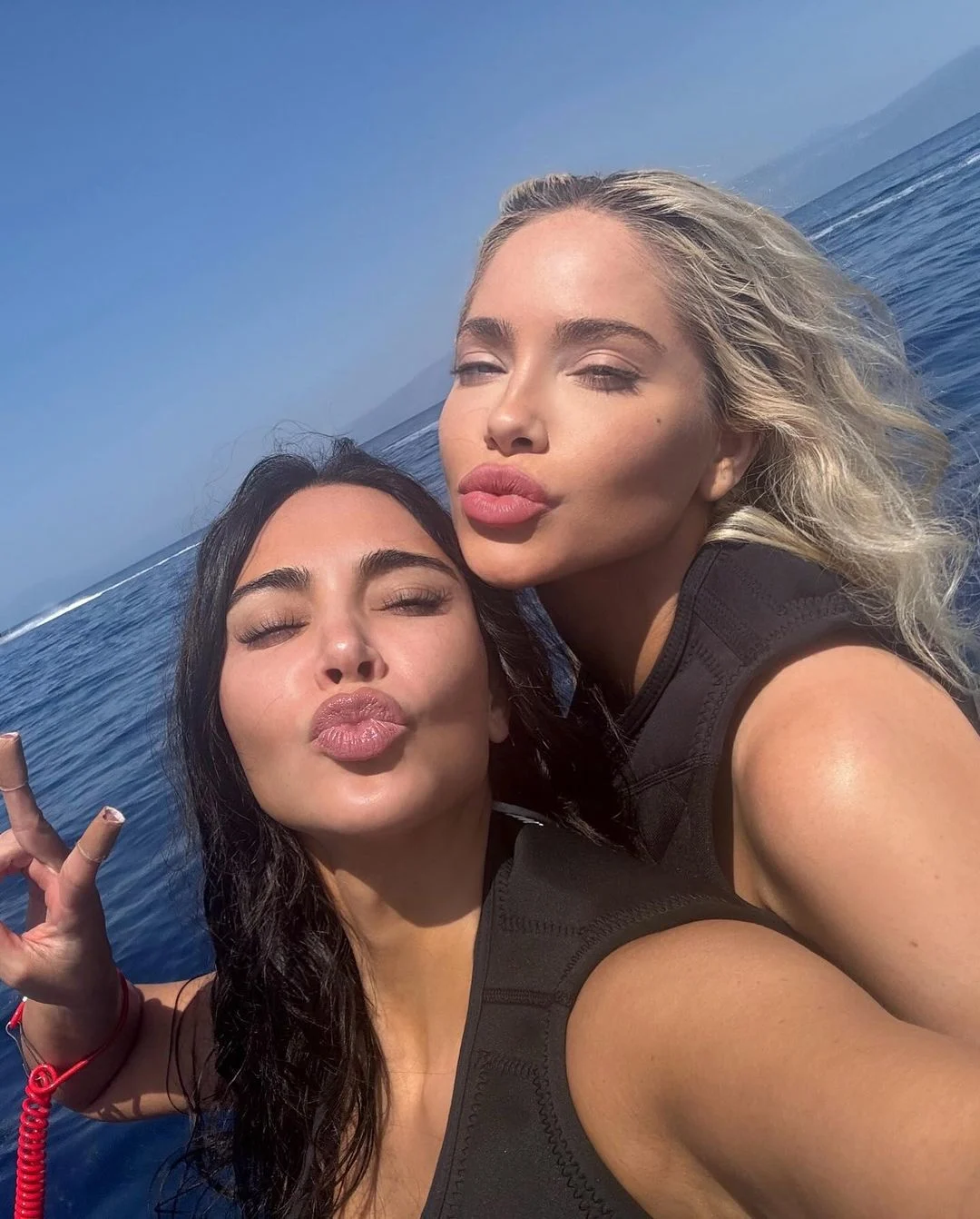 Kim Kardashian mostra decote durante viagem à Grécia Instagram