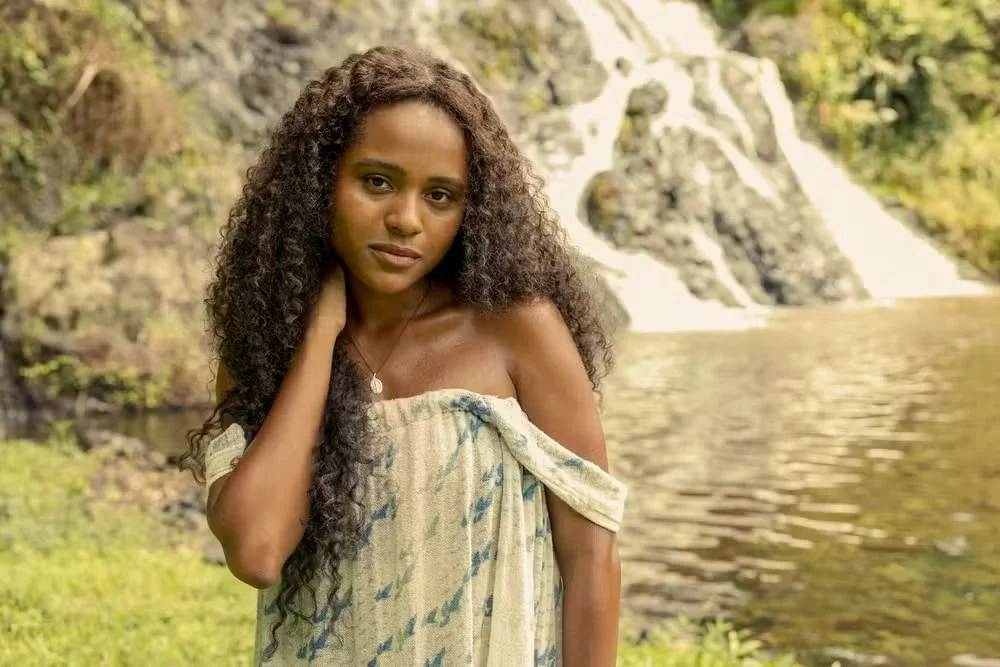 Duda Santos será Maria Santa, uma das personagens centrais da primeira fase de Renascer e o primeiro grande amor do protagonista, José Inocêncio (Humberto Carrão/Marcos Palmeira). Para viver “Santinha”, como a jovem é chamada, Duda manterá seus longos cabelos cacheados. Divulgação/TV Globo