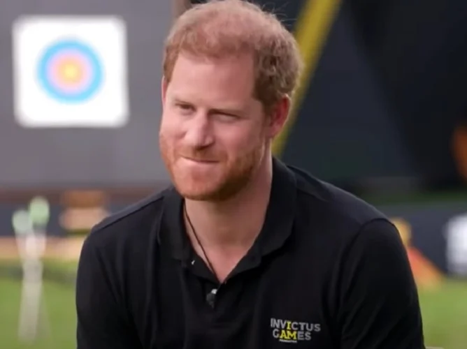 5º- Príncipe Harry, Duque de Sussex: O segundo filho do Rei Charles III é o quinto na fila para ocupar o trono. Sua decisão de se afastar das funções reais o coloca mais abaixo na linha de sucessão, mas ele ainda é um membro da família real. Reprodução: Flipar