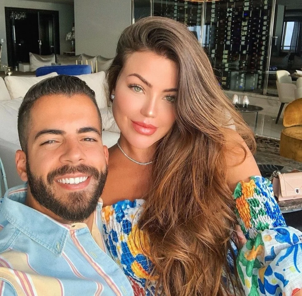 Em 2020, o herdeiro de Bell se despediu da vida de solteiro ao assumir o relacionamento com a médica dermatologista Laíse Leal. Apesar das juras de amor, o romance chegou ao fim um ano depois. Reprodução