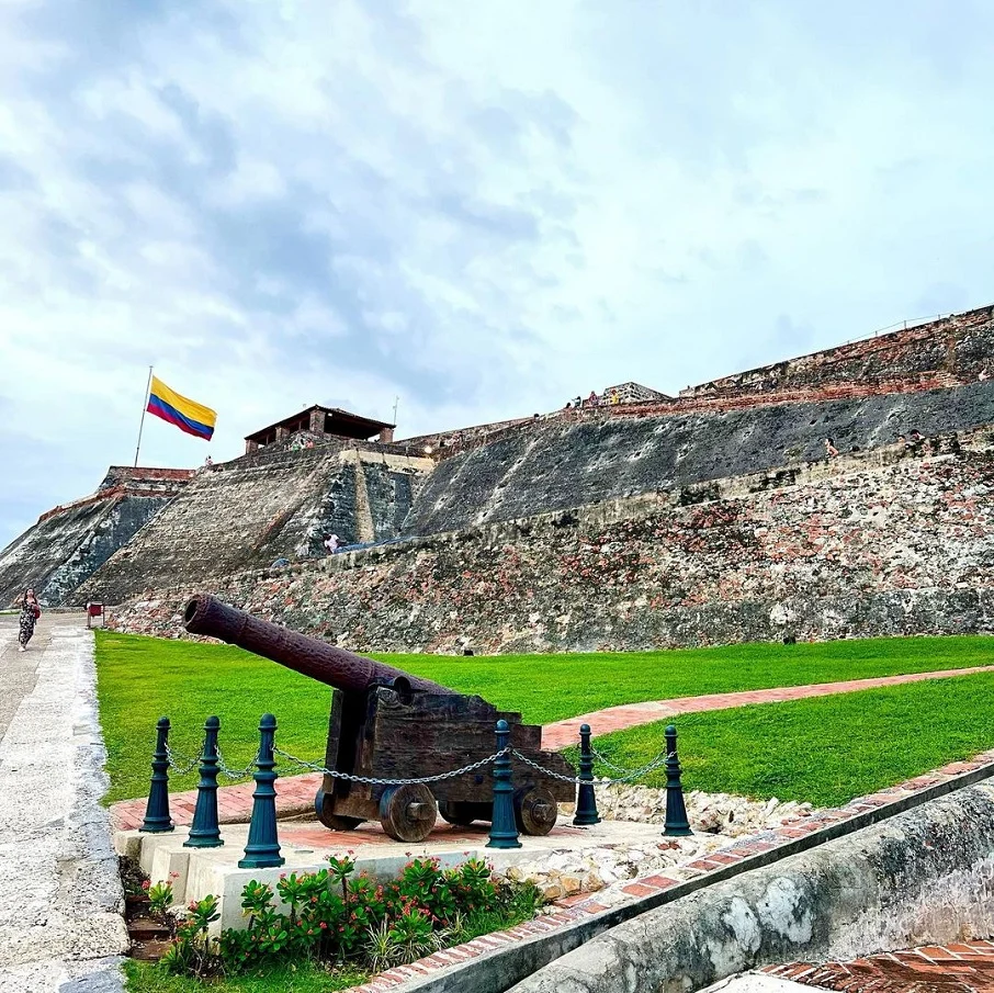 Canhão exposto no Castelo de San Felipe de Barajas, localizado no bairro de no barrio Pie del Cerro, em Cartagena (Colômbia) Reprodução/Instagram 05.07.2023