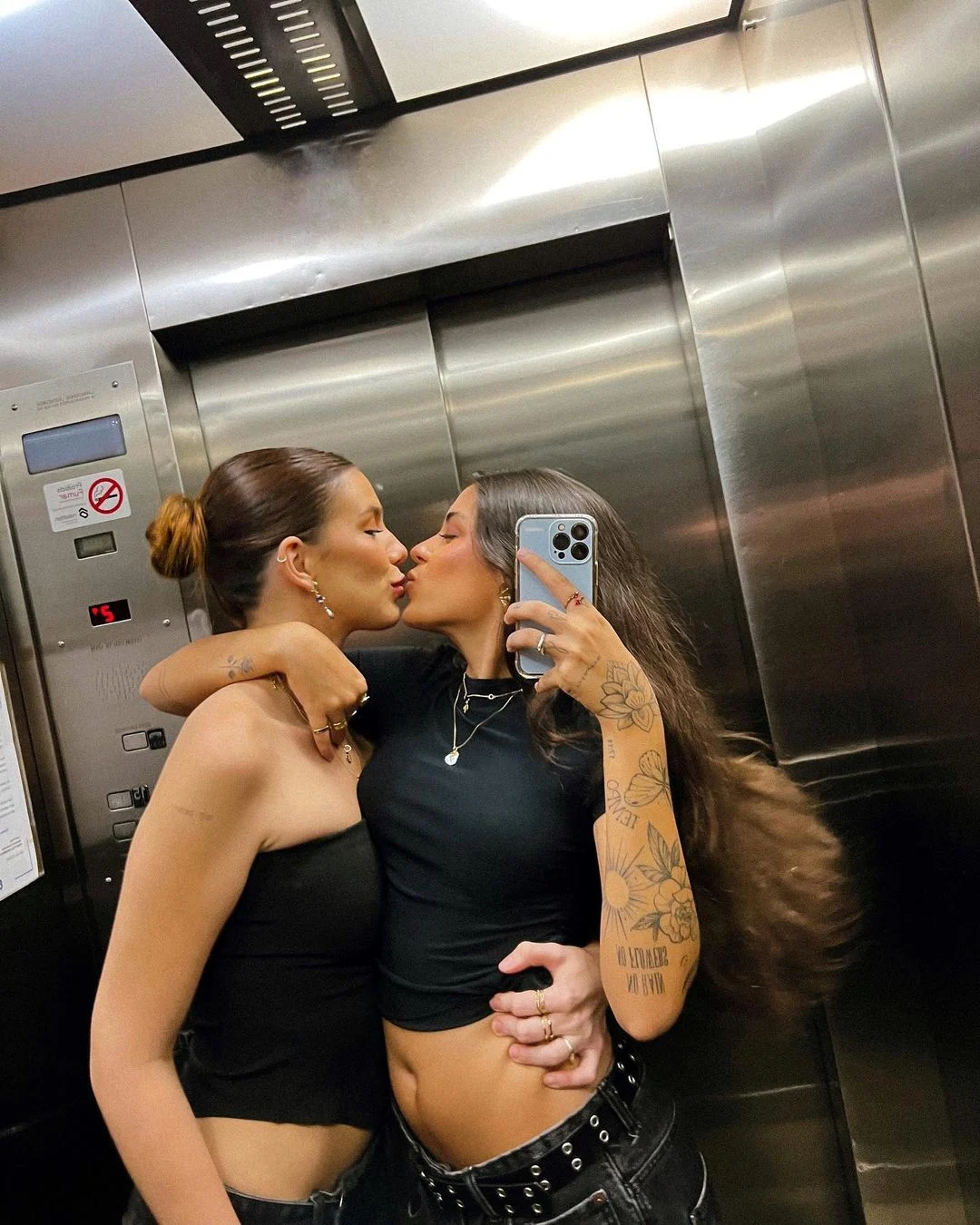 Beatriz Lobo e a namorada Priscila Caliari Reprodução/Instagram