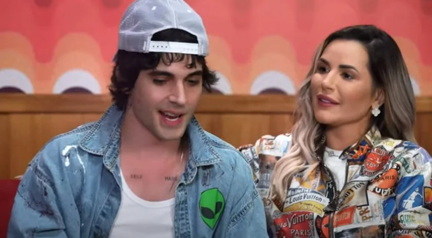 "Vou deixar muito claro aqui para você, a gente é amigo, não é?", iniciou o ex-BBB. "Somos", concordou Deolane. "Estou liberado? Fala para todo mundo ouvir, porque eu tenho uma mulher decepcionada comigo achando que a gente está tendo uma coisa séria", revelou ele. "Meninas, Fiukera está liberado", concordou a advogada. Reprodução