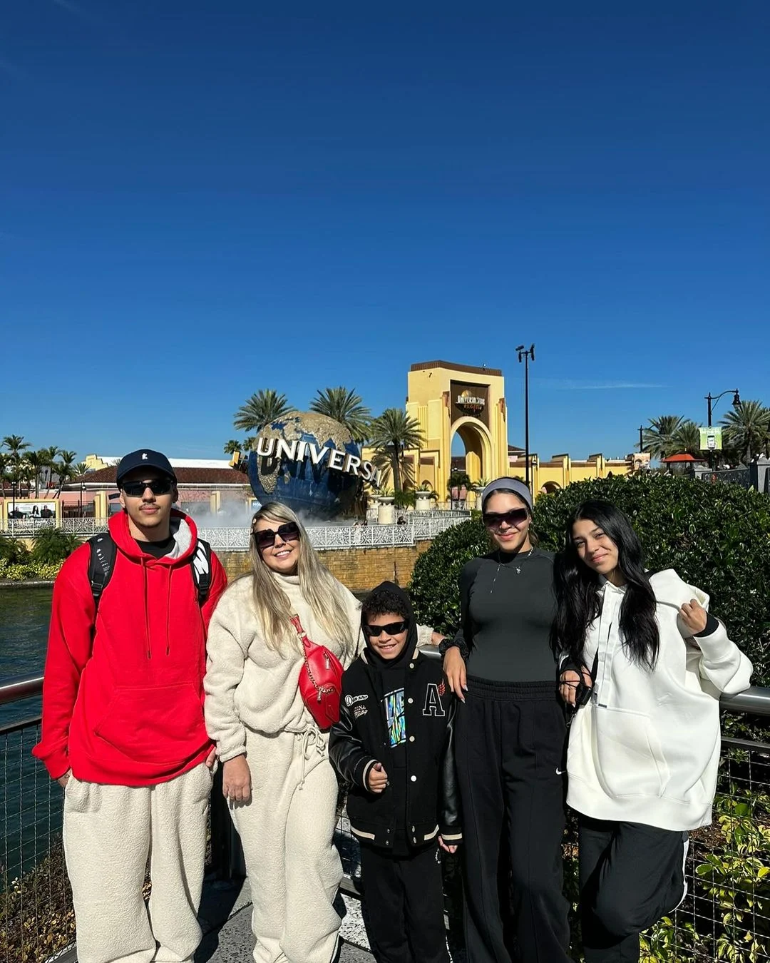 Simony com os filhos na Disney Reprodução/Instagram