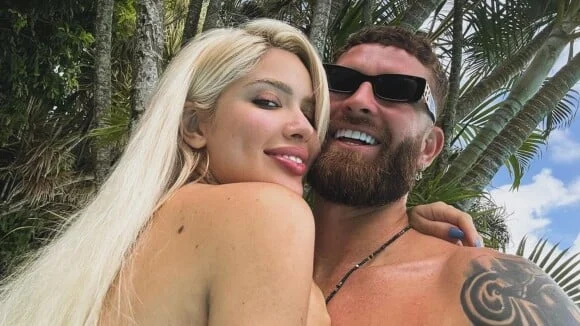 No início de 2024, não deu mais para Karoline Lima e Léo Pereira esconderem o romance. Em fevereiro, no aniversário do jogador, a influenciadora assumiu o namoro publicamente. Com isso, o atleta ganhou um novo apelido no estádio, “Karolino”, em referência a mãe de Cecília. Reprodução