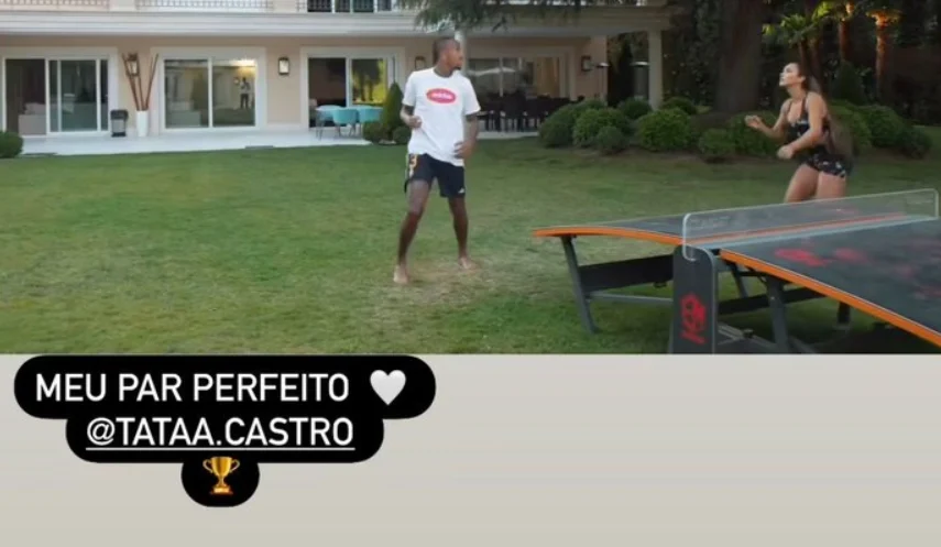 Éder Militão e Tainá Castro estão evitando os holofotes e buscando serem mais discretos, mas ao que parece o romance é real. Após a influenciadora passar uma temporada em Madrid, foi a vez do jogador publicar nas redes sociais que estava na companhia da estudante de medicina. A relação se tornou pública no último final de semana, quando Éder se declarou com “Meu par perfeito” para Tainá Castro. Reprodução