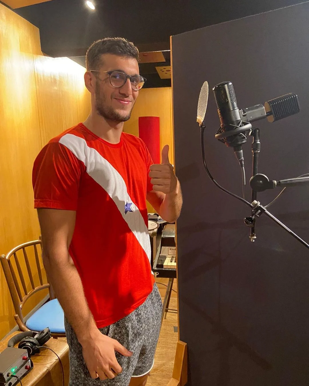 Tom Veloso, aos 26 anos, em estúdio Reprodução/Instagram