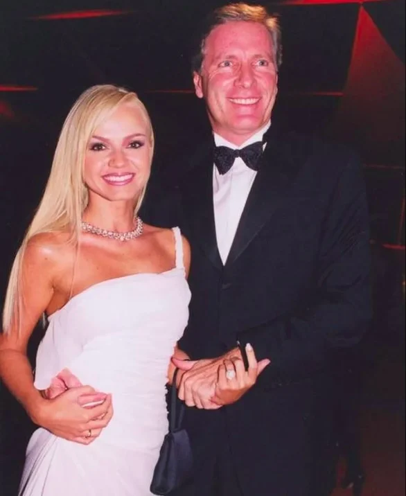 Ela também teve um relacionamento com Roberto Justus, empresário e personalidade da TV. Os dois chegaram a ficar noivos, mas terminaram pouco tempo depois, em 2001. Reprodução: Flipar