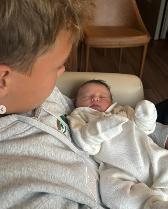 Davi Luca, primogênito de Neymar, com Helena no colo Reprodução/ Instagram