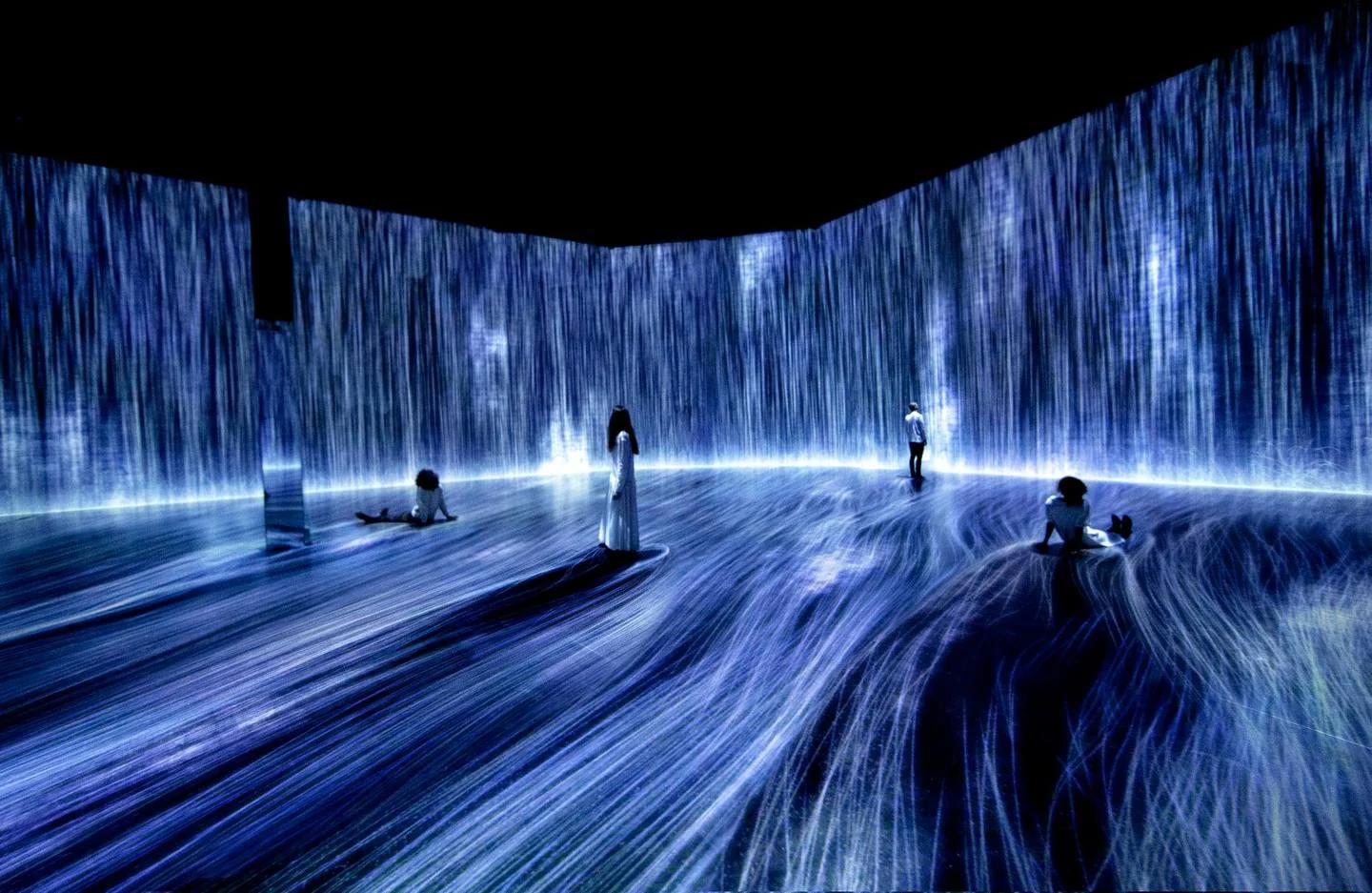 Superblue Miami oferece uma experiência imersiva única com elementos tecnológicos interativos, como salas de "nuvens" e labirintos espelhados, cativando tanto crianças quanto adultos. Os pequenos aproveitam o espaço para correr e os elementos interativos, enquanto pais apreciam instalações de artistas renomados e uma trilha sonora vibrante. Divulgação