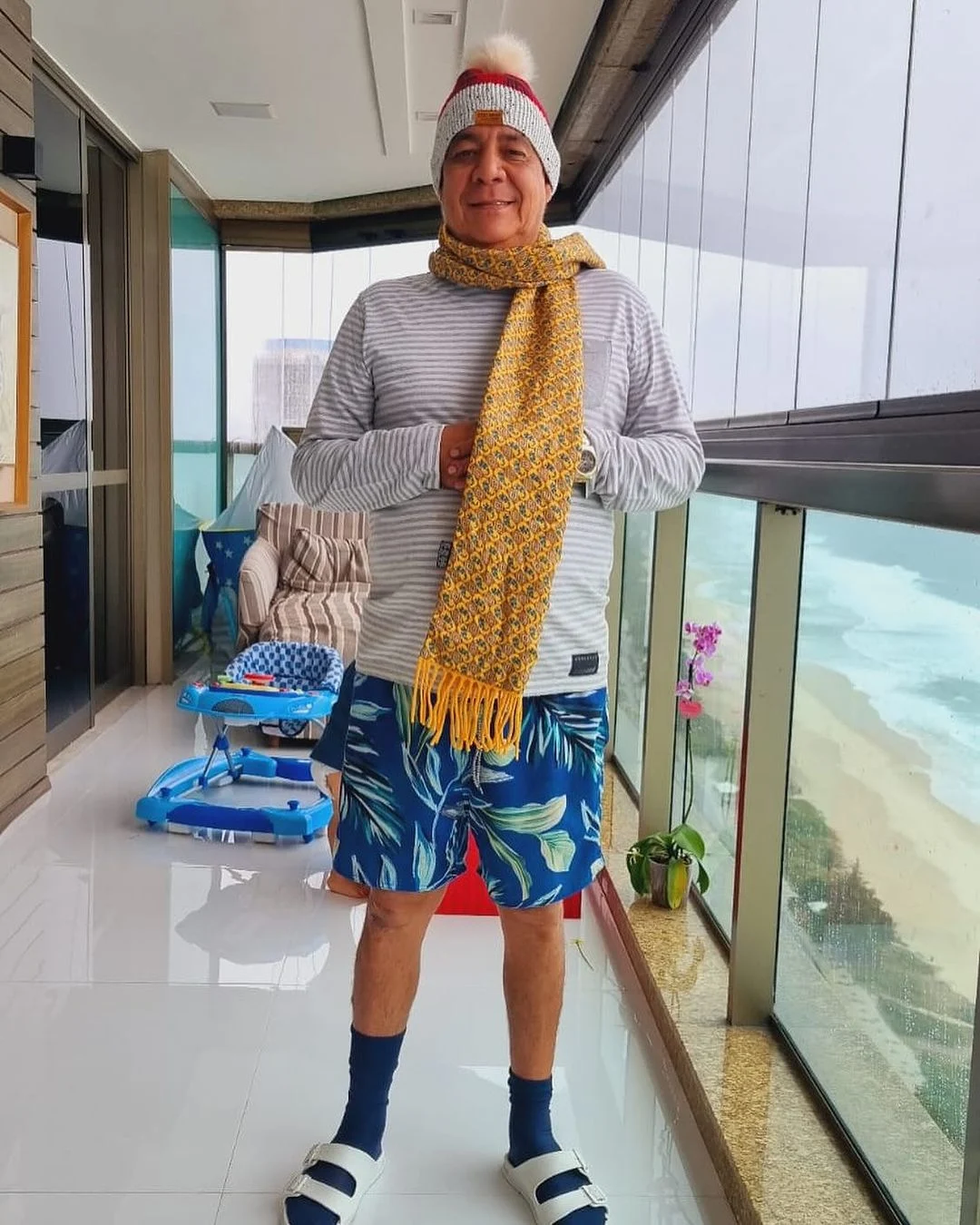 "Look de inverno atualizado!", escreveu o cantor Reprodução/Instagram