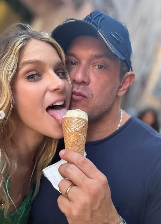 Isabella Santoni e o marido durante lua de mel Reprodução