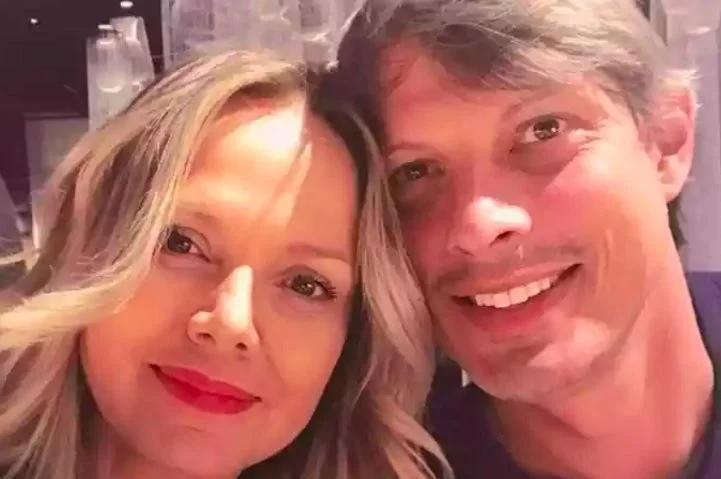 No mesmo ano, Eliana começou a namorar o diretor do programa Altas Horas, Adriano Ricco, com quem está até hoje. Reprodução: Flipar