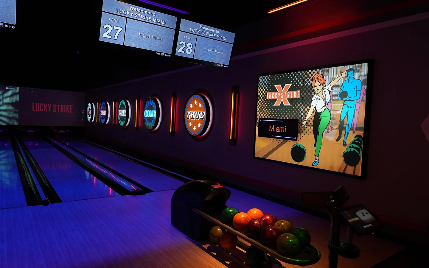 Recém-inaugurado no Miami Worldcenter, o Lucky Strike Miami  é um centro de entretenimento que oferece 28 pistas de boliche, um amplo arcade, bar de coquetéis e área VIP com pistas privadas. As crianças podem aproveitar o boliche e fliperama, enquanto os pais apreciam a localização central e o menu variado, ideal para dias chuvosos ou quentes. Divulgação