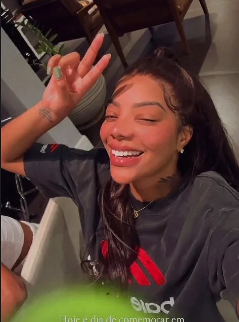Nos Stories do Instagram, Ludmilla publicou uma foto em que aparece sorridente e com os olhos semiabertos. "Hoje é dia de comemorar em dose dupla se é que vocês me entendem", escreveu a artista que acabara de lançar um projeto musical com a cantora IZA.  Reprodução