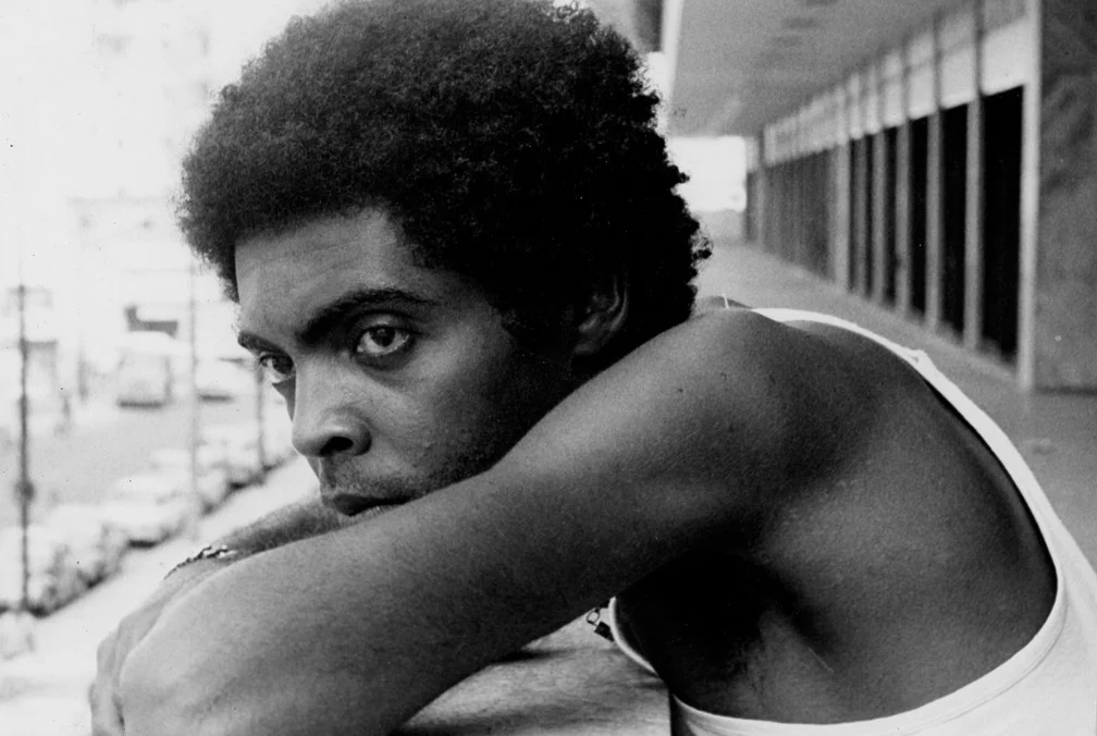 Em entrevista à revista Breeza, especializada sobre o uso da cannabis, Gilberto Gil detalhou sua relação com as drogas ilícitas. "Durante muitos anos experimentei a cannabis, o peiote, o ácido lisérgico, a ayahuasca, experimentei vários transformadores, expansores de consciência porque, afinal de contas, estavam na pauta. Eram coisas pautadas pelo meu povo, pela minha geração, pelos meus iguais, pelos meus colegas", confessou. Reprodução