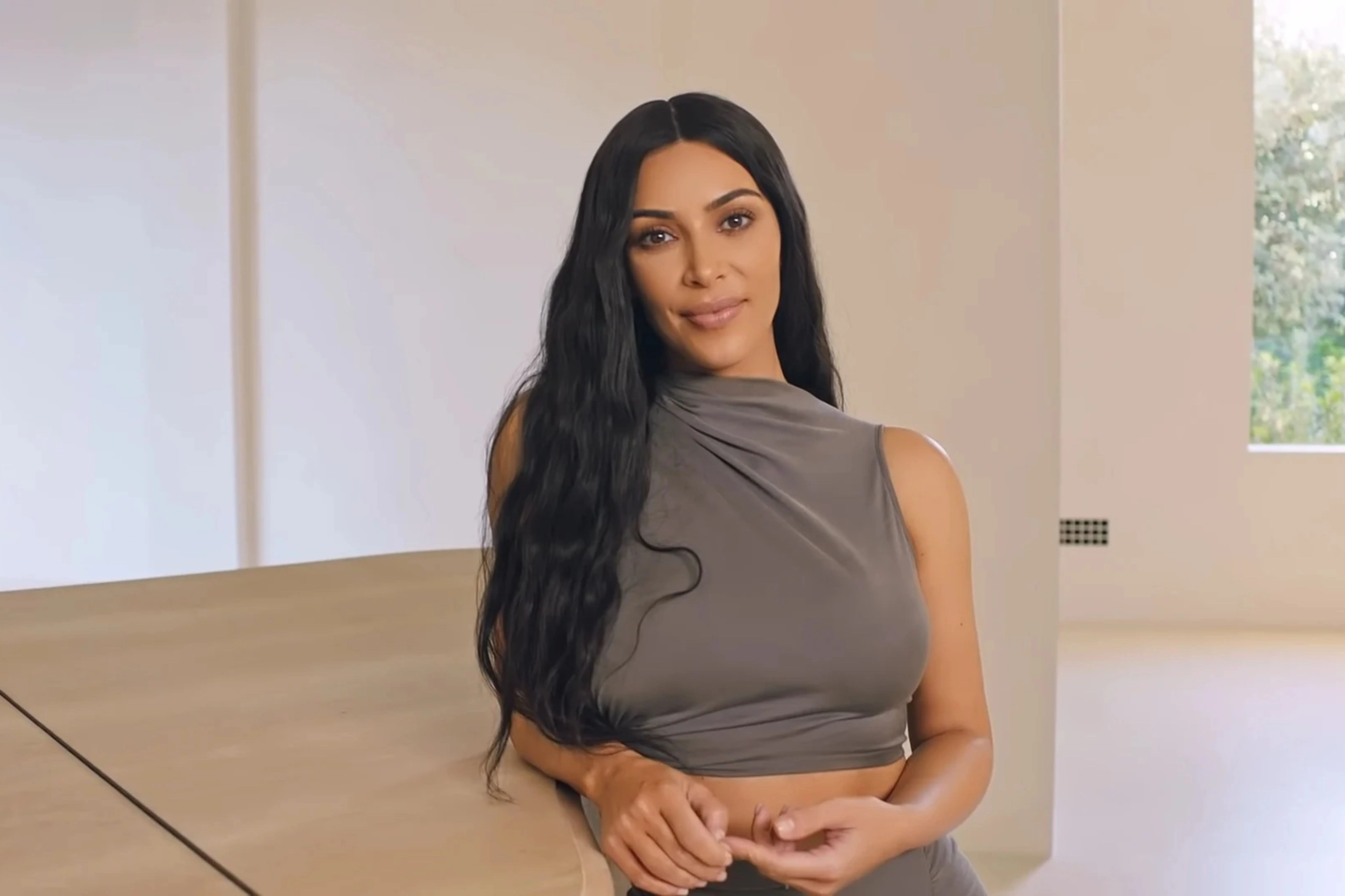 Kim Kardashian: Estrela de reality show e empresária americana, conhecida por seu programa "Keeping Up with the Kardashians" e suas diversas empreitadas no mundo da moda e beleza. Reprodução