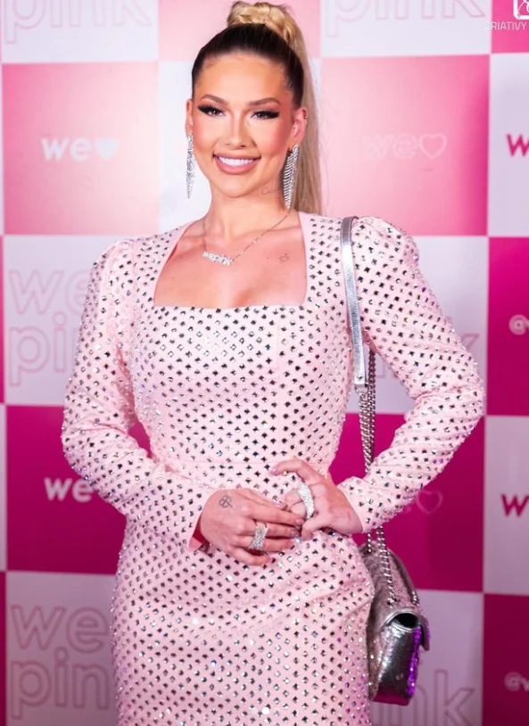 Virginia em divulgação da WePink Reprodução