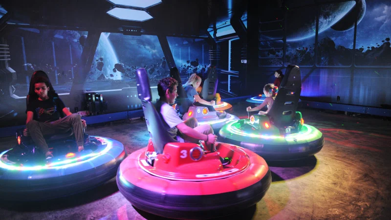 Ao sul de Wynwood, a Fundimension é um grande armazém transformado em arcade indoor que oferece videogames, laser tag, carrinhos de bate-bate e um teatro 7-D. Crianças podem utilizar os bilhetes combinados para jogos ilimitados, enquanto os pais apreciam Wi-Fi, vinho, cerveja e Panther Coffee disponíveis. Divulgação
