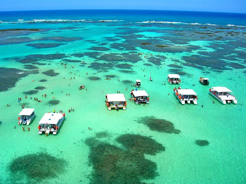 Praia de Maragogi - Alagoas: Como o nome sugere, a praia está localizada no município de Maragogi, em Alagoas, região popularmente conhecida como “Caribe Brasileiro”. Também chamada de Praia Central, sua orla se estende por todo o centro da cidade e, apesar de sua ocupação urbana, possui águas cristalinas. Bruno Messina/Flickr
