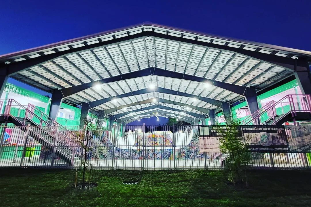 O Skatebird trata-se de um skate park diversificado de 3.000 metros quadrados, que inclui uma praça ao ar livre para manobras street e uma pista coberta de pump track, ideal para dias chuvosos. Crianças apreciam a acessibilidade para iniciantes e aulas regulares, enquanto os pais valorizam a localização conveniente em El Portal, com lojas próximas como barbearia, estúdio de tatuagem e moda streetwear. Divulgação