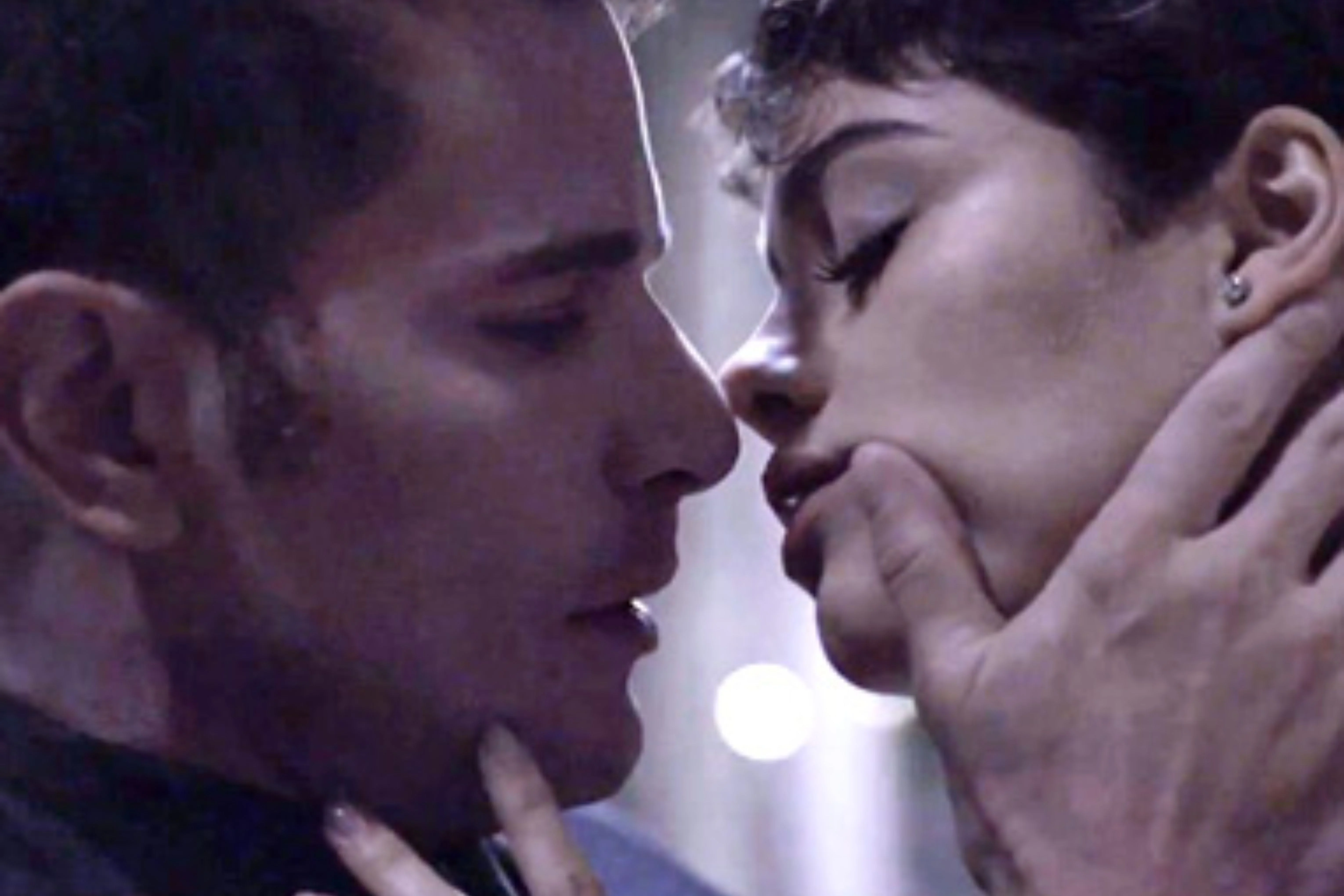 Daniel de Oliveira e Sophie Charlotte se aproximaram durante a gravação do remake de "O Rebu" (2014). No ano seguinte, se casaram e tiveram um filho, o Otto. Eles se separaram após 10 anos juntos TV Globo