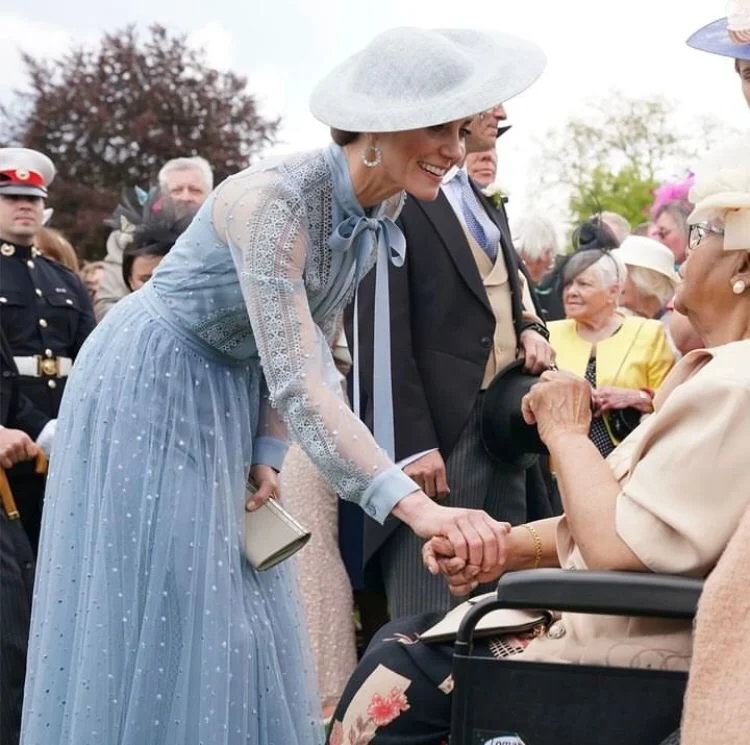No entanto, a princesa de Gales afirmou que ela mesma fez a edição da foto, em que aparece sentada e rodeada pelos três filhos -- segundo o palácio, o príncipe William fez a foto. Reprodução: Flipar