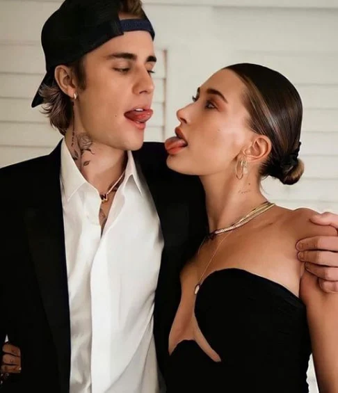 Justin Bieber e Hailey Baldwin se casaram 2018, para a alegria de alguns fãs que torciam por eles. Conheça um pouco mais sobre cada um dos dois! Reprodução: Flipar