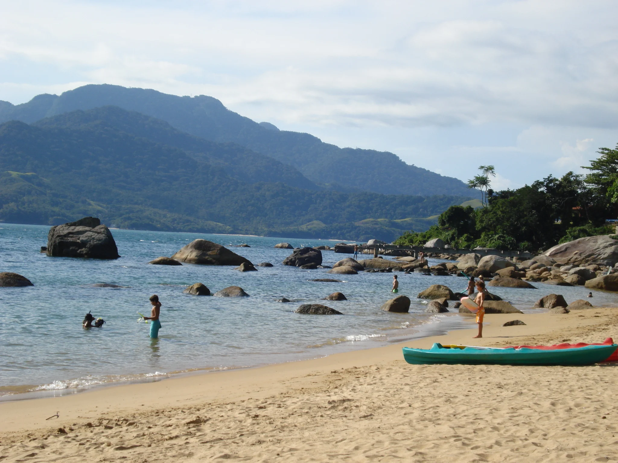 Praia do Julião - São Paulo: Localizada em Ilhabela, litoral norte do estado de São Paulo, é uma praia de areias finas e brancas, com pedras submersas que formam pequenas piscinas naturais. Há aproximadamente 300 metros da praia, há duas pequenas ilhas de pedra, que servem como lar para algumas espécies de aves marinhas. Sandra Cárdenas/Flickr