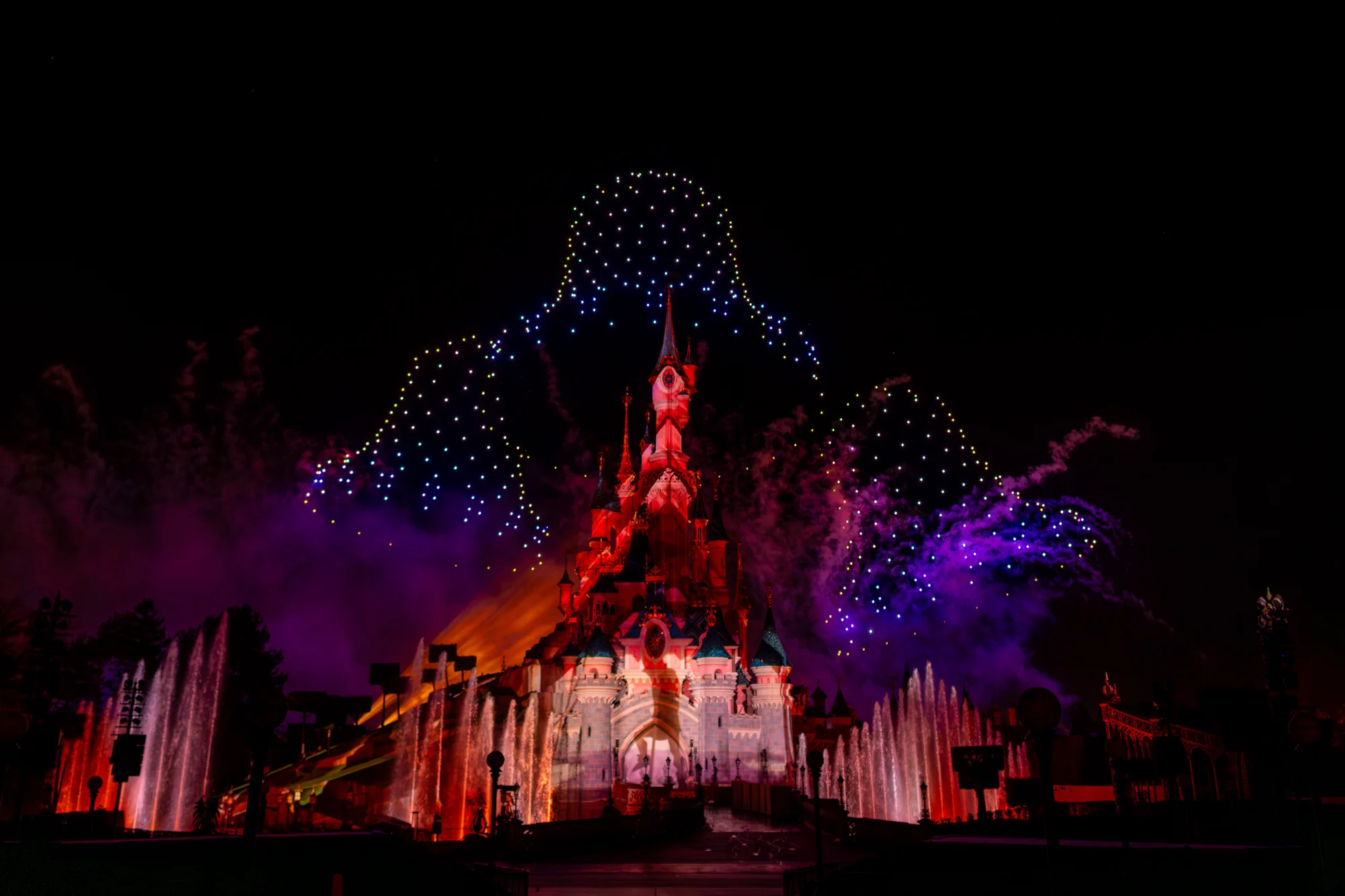 Disneyland de Paris celebra reabertura da Catedral de Notre Dame com montagem de 