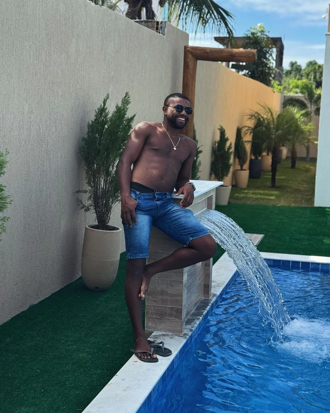 Davi Brito vive uma vida bem diferente e faz questão de dividir a alegria Reprodução/Instagram