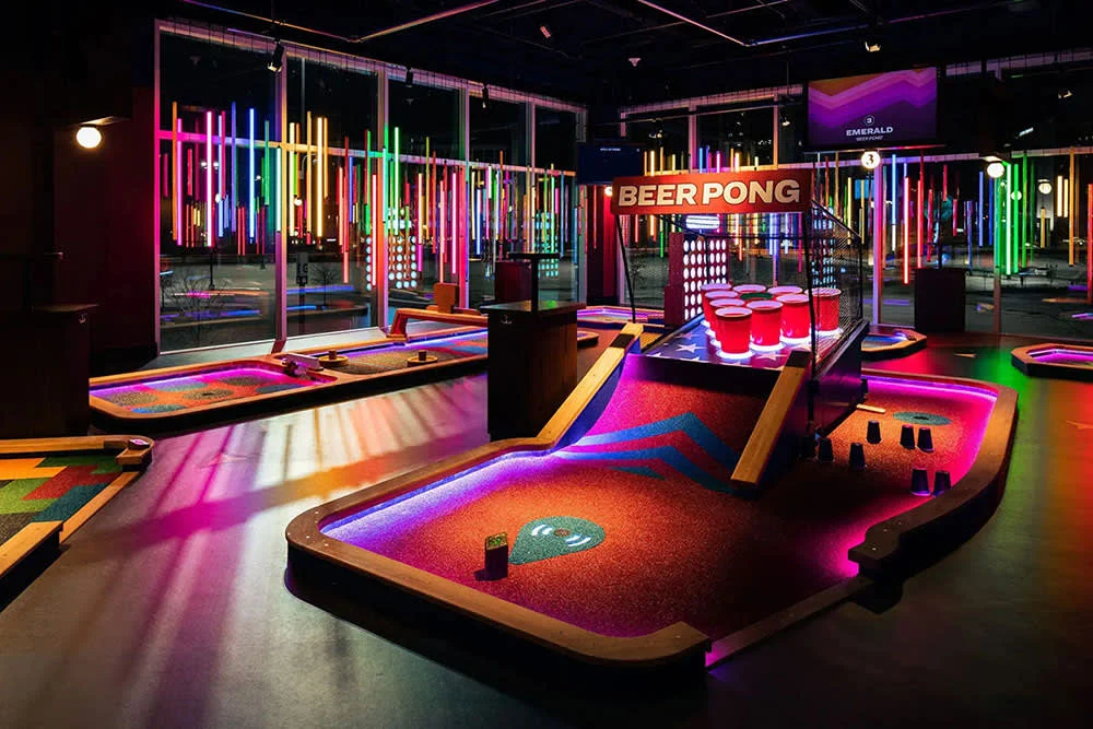 O Puttshack é um campo de minigolfe integrado ao Brickell City Centre, sendo o único do mundo que ocupa 2.500 metros quadrados com três campos de nove buracos competitivos e um amplo terraço ao ar livre. Para as crianças, o espaço oferece as paradas coloridas no percurso e opções de comida como hambúrgueres e pizzas. Já aos pais, é possível apreciar as bolas eletrônicas, um cardápio completo de coquetéis e o ambiente animado, que se torna para maiores de 21 anos após as 20h. Divulgação