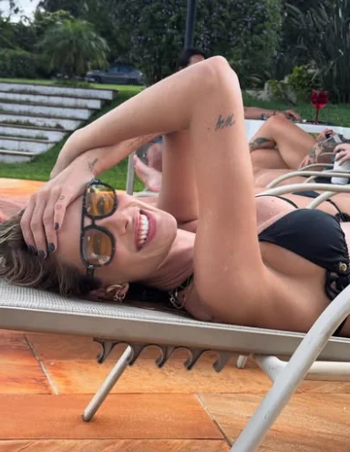 Yasmin Brunet sorri enquanto renova bronzeado Reprodução Instagram - 25.11.2024