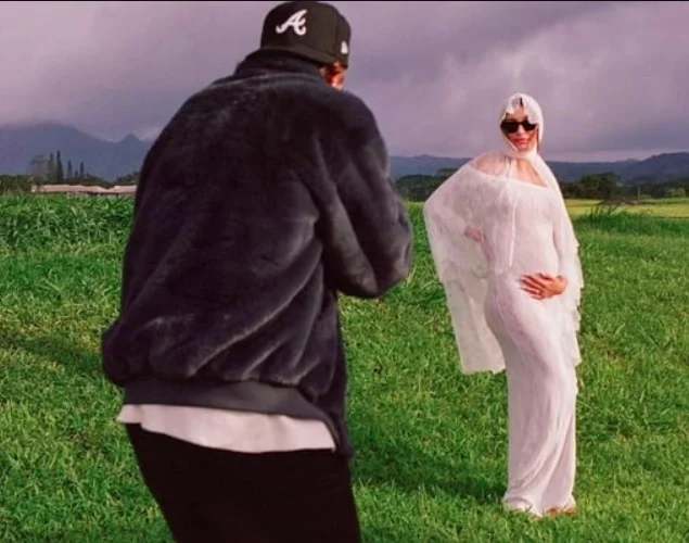 Outras imagens que parecem um ensaio romântico também mostravam Justin tirando fotos e coordenando as poses de Hailey. Reprodução: Flipar
