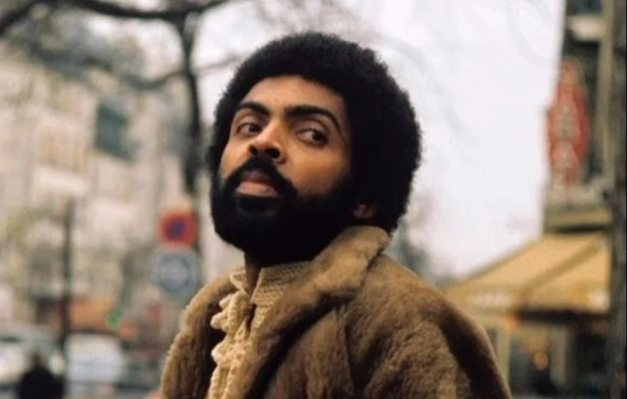 Além das drogas, Gilberto Gil também já se revelou uma pessoa aberta para explorar a sexualidade. Em 2023, ele revelou já ter tido relações sexuais com outros homens e acredita fielmente na bissexualidade dos seres humanos. Reprodução