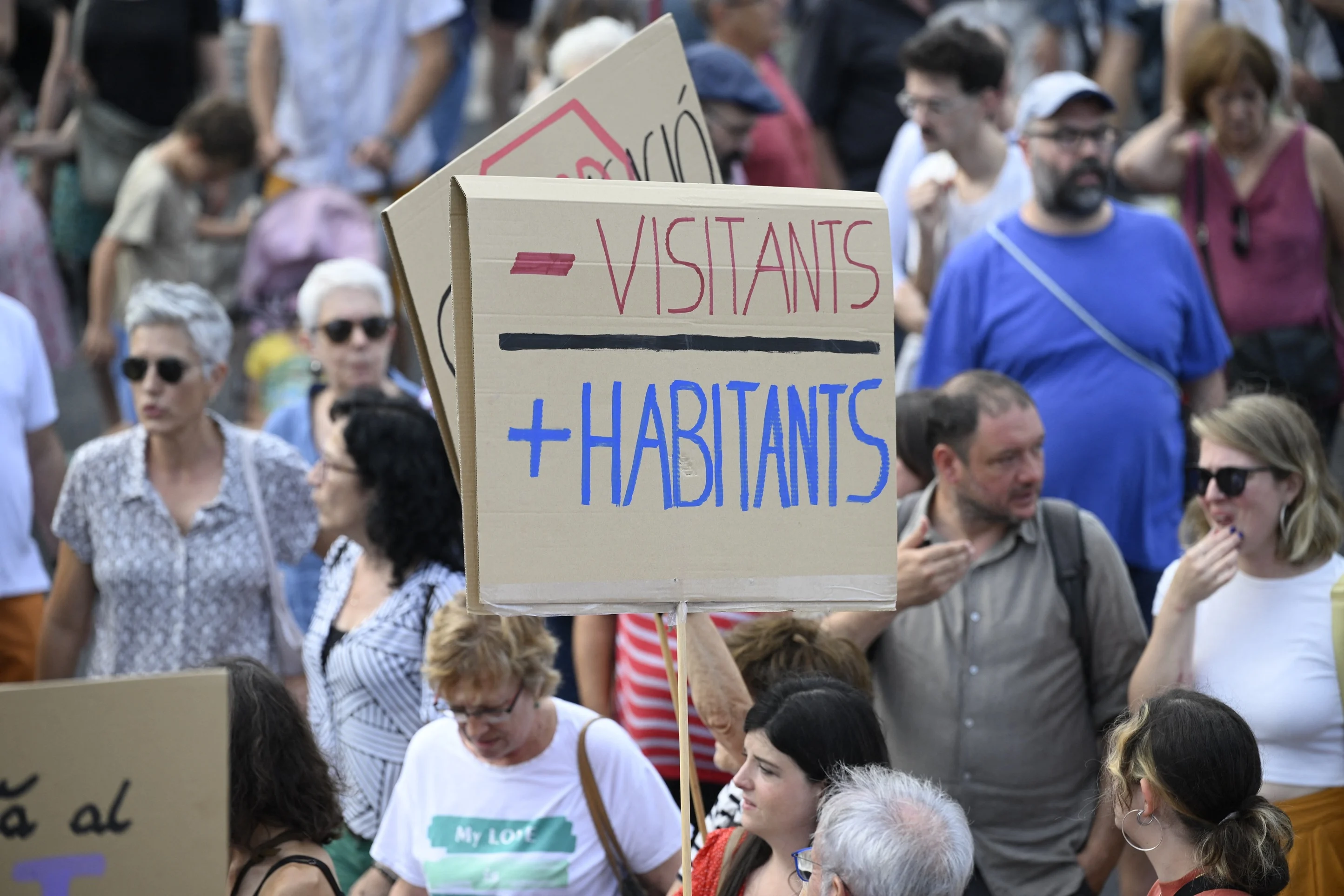 Manifestantes marcham durante um protesto contra o turismo de massa no beco Las Ramblas, em Barcelona, no dia 6 de julho de 2024 Josep Lago/AFP