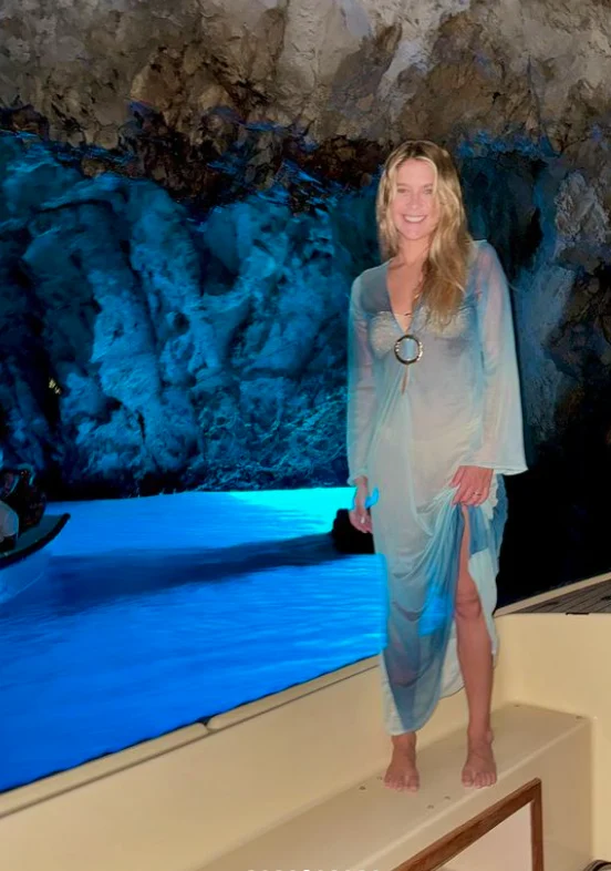 Isabella Santoni curte "Blue Cave" Reprodução