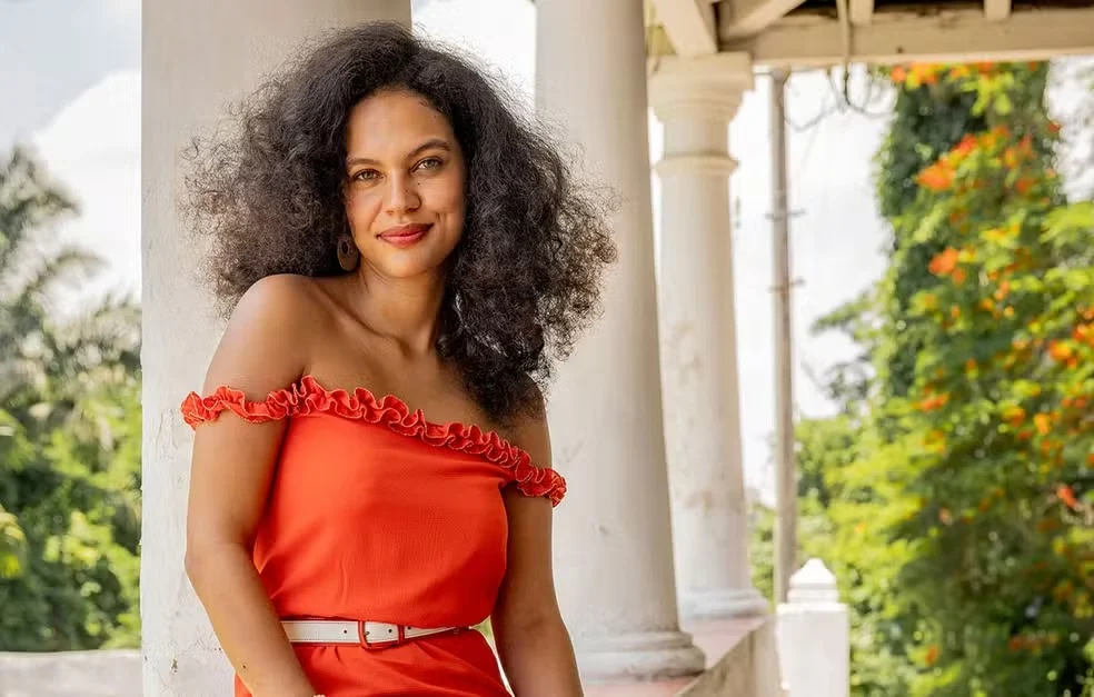 Uiliana Lima faz a sua estreia na TV como Morena na primeira fase do folhetim (na segunda, Ana Cecilia Costa é quem vive o papel). Os cabelos volumosos e com aspecto “frizzado” são característicos dos anos 90, quando se passa o começo da história. Divulgação/Globo